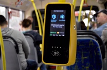 В автобусах Омска заработали валидаторы для оплаты без кондукторов