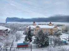 В Омске несколько часов тушили горящие склады на 2-й Солнечной