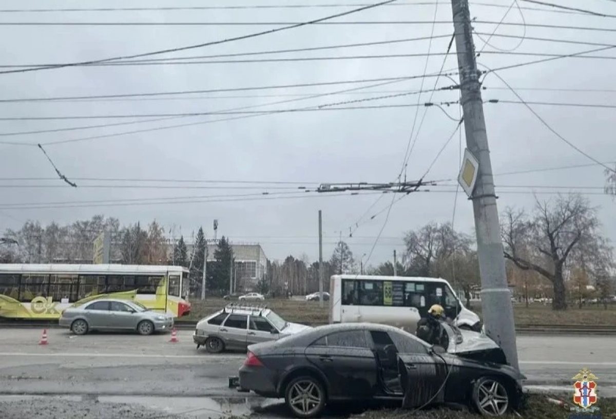 В Омске «Мерседес» врезался в столб и загорелся 