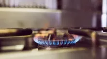 В Омске женщина чиркнула спичкой у газовой плиты — взрывом выбило окно
