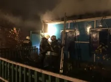 Замкнуло проводку: дом тушили почти три десятка пожарных