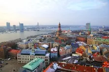 Латвия вводит локдаун и комендантский час из-за коронавируса