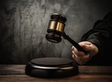 Суд арестовал омичку, которая обвиняется в истязаниях сына
