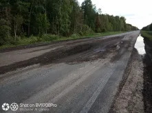 Новый асфальт разваливается на трассе в Муромцево