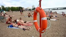 Утомленные солнцем: омичи в мае досрочно открыли купальный сезон
