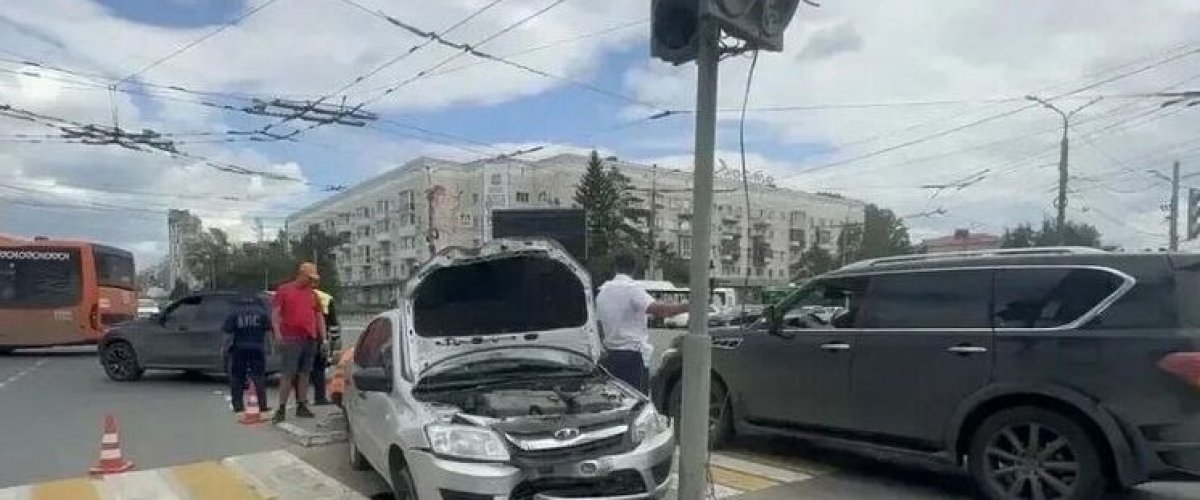 В Омске легковушка наехала на толпу пешеходов