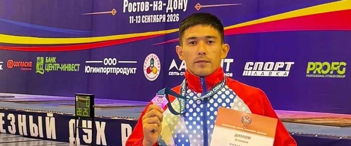 Спортсмен завоевал медаль в рывке в весе 63 кг. 