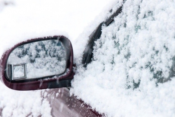 Омских водителей предупреждают об ухудшении видимости и снежных заносах из-за снегопада