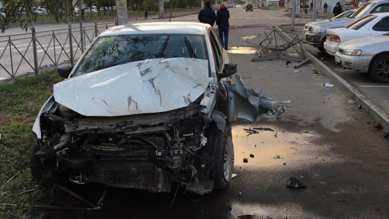 В Омске водитель автомобиля такси снес пешеходов на светофоре