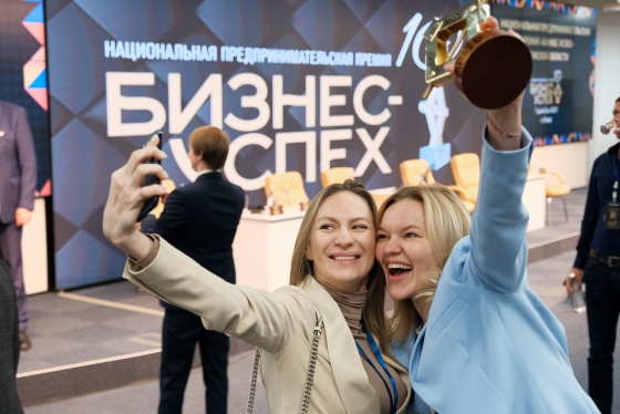 В Омске на премии «Бизнес-Успех» восемь предпринимателей получили «золотые домкраты»