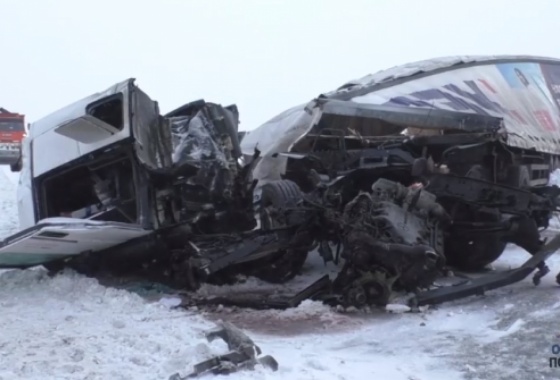 В Омской области в лобовом ДТП погибли водители двух большегрузов