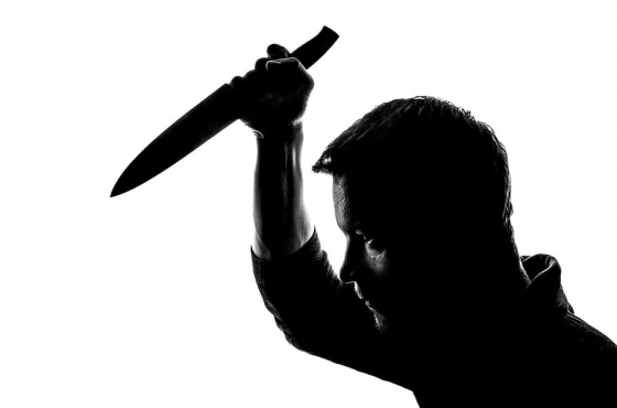 В Омской области мужчина напал на супругу с ножом прямо на улице