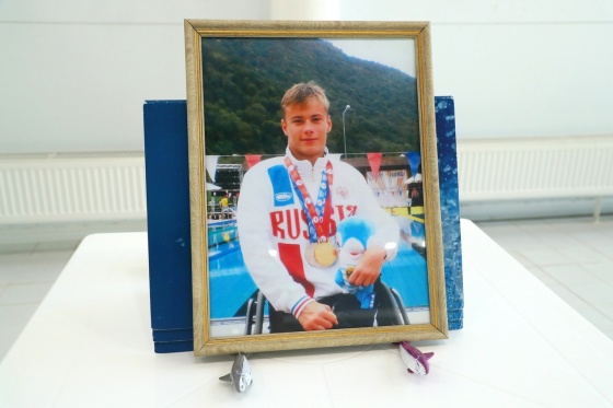 В Омске пловцы-паралимпийцы почтили память Александра Макарова