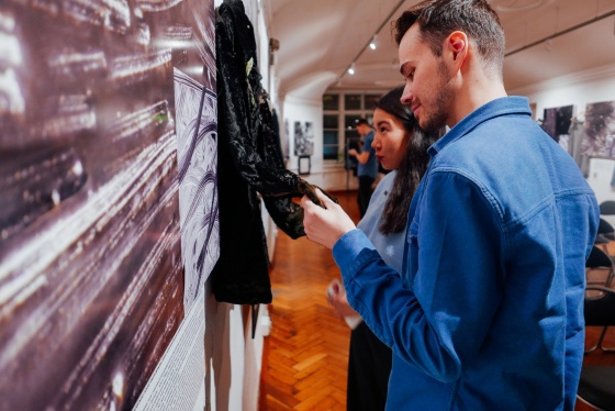 Первый Science Art проект Омской Арт-резиденции «Анатомия ткани» открыли в Санкт-Петербурге