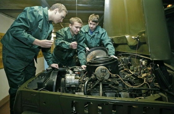 В России подростков хотят отправить трудиться на заводы