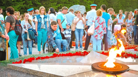 В Омске зажгли свечи памяти