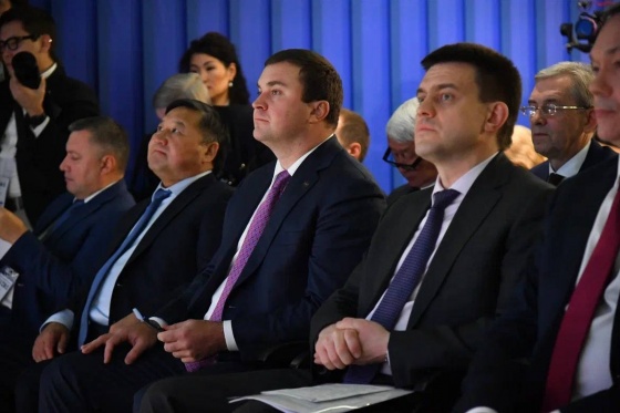 Виталий Хоценко обсудил с губернаторами стратегии развития Сибири