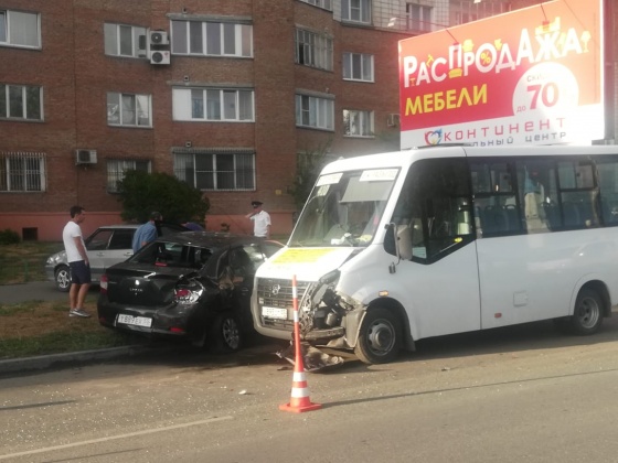 В Омске пассажирская «Газель» столкнулась сразу с тремя машинами