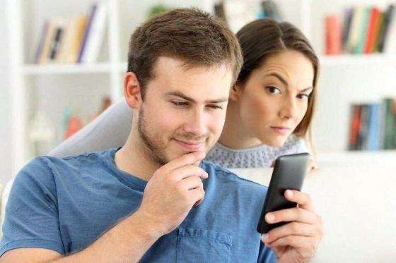 Супругов могут судить за использование телефонов друг друга
