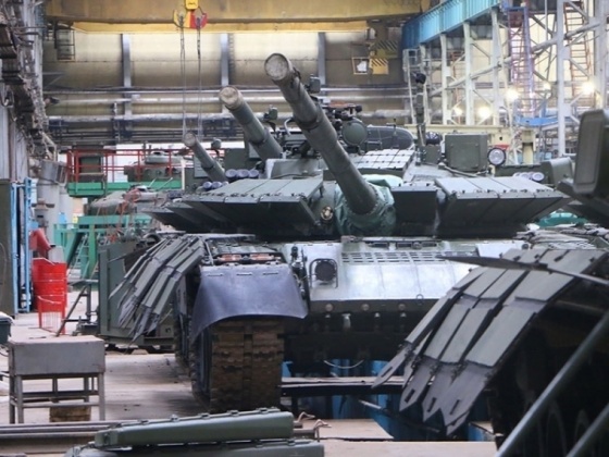В Омске Медведев заявил о планах по выпуску «тысяч танков»