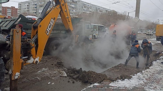 Силовики проверят, из-за чего произошел порыв на теплотрассе в Омске
