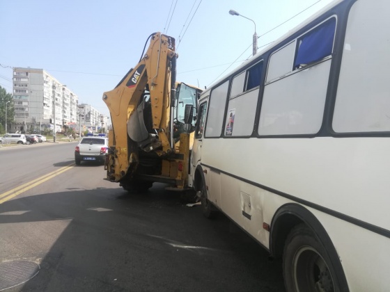В Омской области столкнулись автобусы с «ГАЗелью» и трактором