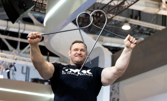 Омский силач Михаил Шевляков установил на ВДНХ в Москве мировой рекорд