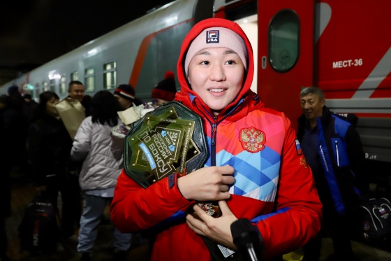 В Омске встретили триумфатора чемпионата России по боксу Салтанат Меденову