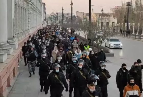 «Погулять» по городу за Навального пришло несколько сотен омичей
