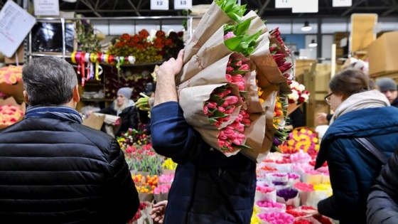 Омичей предупреждают о штрафах за нелегальную торговлю цветами