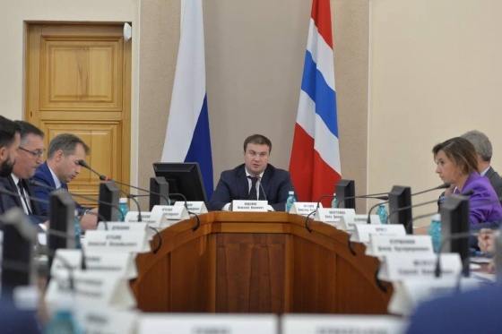 Омских министров хотят перевести на короткие контракты