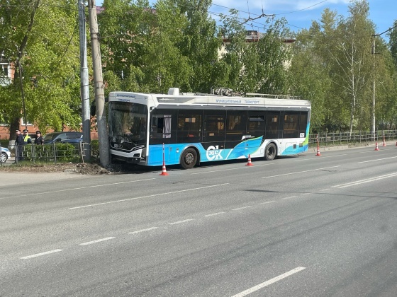 В Омске водитель троллейбуса потерял сознание за рулём и совершил ДТП