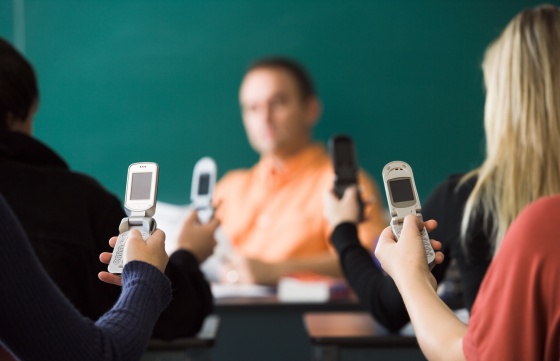 Чтобы не отвлекали: минпросвещения посоветует школам собирать у учеников телефоны перед уроками