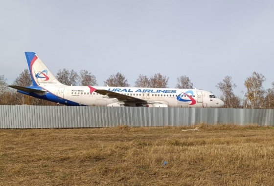 Севший в поле в Новосибирской области самолет подготовили к зиме