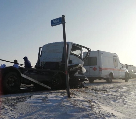 На трассе Омск–Тюмень «Мерседес» влетел в грузовик
