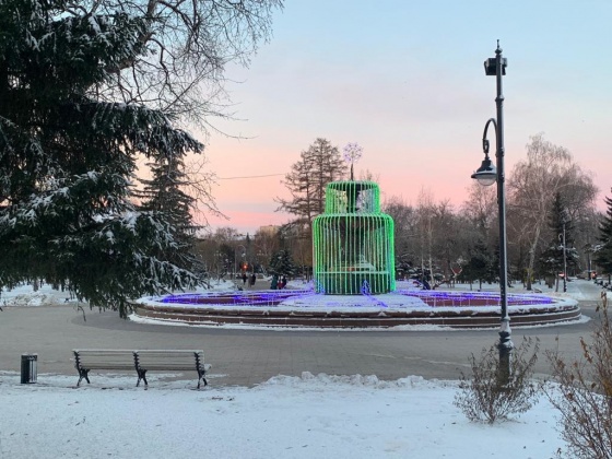 В Омске украсили фонтан к Новому году