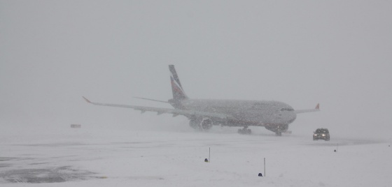 В омском аэропорту из-за метели задержали несколько рейсов