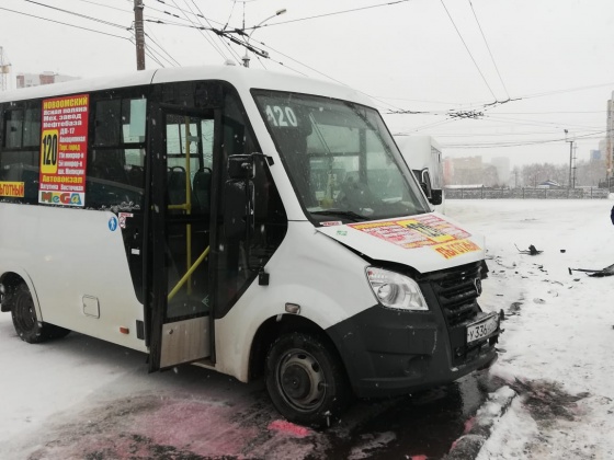 Пассажирские автобусы столкнулись в Омске