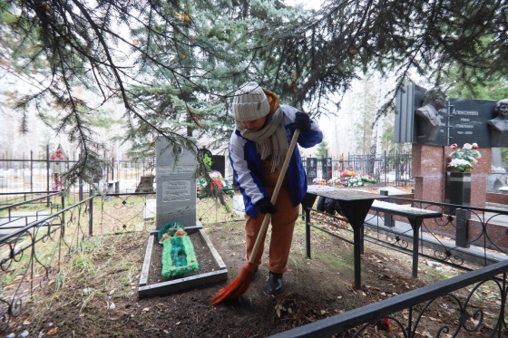 Омская молодежь приводит в порядок места захоронений Героев СССР и России