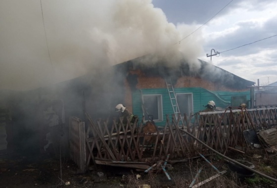 В Омске сгорели сразу два частных дома