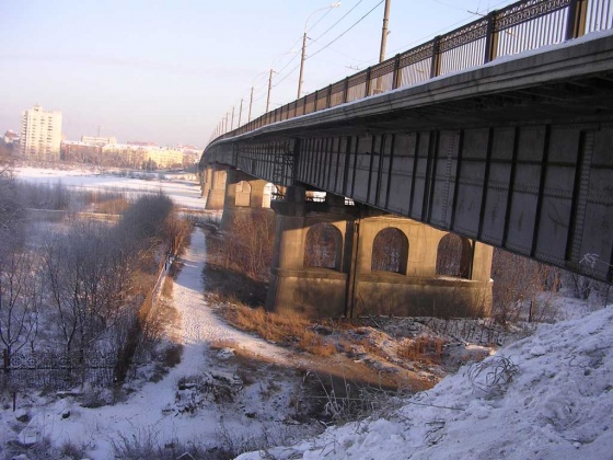 На Ленинградском мосту приступили установке разделительных блоков