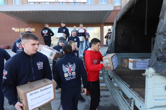 Омские боксеры помогли в погрузке гуманитарной помощи жителям Донбасса