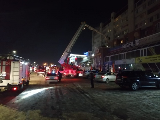 В Омске 44 пожарных два часа тушили массажный салон