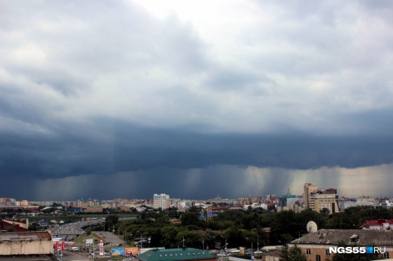 Лето в Омске начнется с ветра, дождя и града