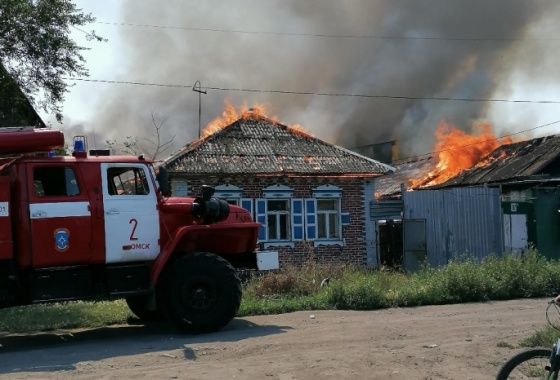 В Омске три часа тушили крупный пожар на Северных