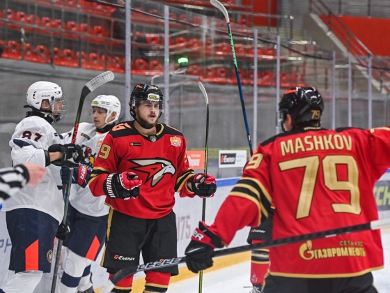 В Омске первый хоккейный матч сезона закончился буллитами