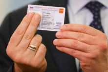 У россиян будут отбирать бумажные паспорта