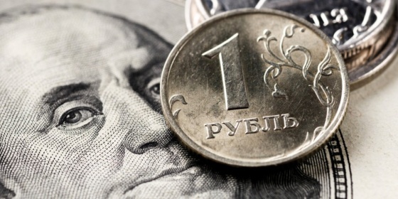Эксперты объяснили ослабление рубля и спрогнозировали курс на осень