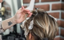 В России парикмахеров заставят снять часы, а горничных научат пылесосить