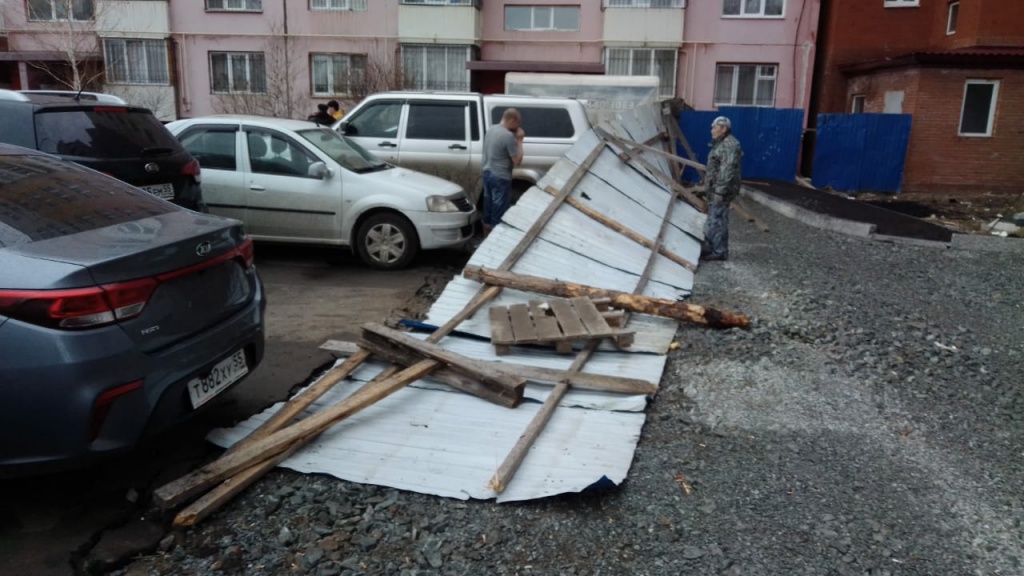 Досталось и припаркованным автомобилям. На Проспекте Менделеева, 44 в них прилетел забор со стройки по соседству. Омичи рассказывают, что пострадало не менее 5 машин..jpg